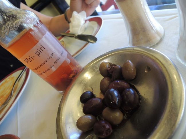 この赤いボトル、リゾットに辛みを追加したい時のホットソース「ピリピリ」です。<br />後ほど小さくて可愛いボトルをスーパーで見つけて、大量購入しました。<br /><br />ビール２杯、お水ボトル1本、お料理1品、オリーブのつまみ、合計32.50ユーロ（約￥3,700）