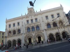 そしてリスボンに帰って来ました。
集合場所と同じ「ハードロック・カフェ」前で解散。
効率的に名所をめぐれますし、有意義で楽しいツアーでした。
反省点は、もっと同行の外国人と、つたない英語でもコミュニケーションすれば良かったなぁ・・・、残念！

歩いてアパートまで帰る途中のロシオ駅。
素敵ですね～！駅とは思えませんよね。