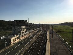 佐倉先は電車の間隔が２０分ほどになり、車窓に田んぼや牛舎と沿線風景も一気に長閑になります。

宗吾参道駅の外も田んぼ。そして奥に宗吾車両基地が見えます。