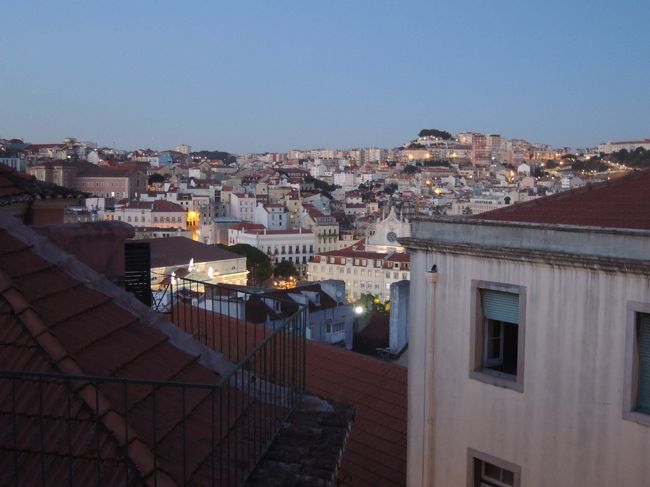 アパートの窓からは、夕暮れ時のリスボンの風景が見えます。<br />灯りがちらほら灯って、ロマンチック…。<br /><br />今日も、素晴らしい一日が終わります。<br />明日は、リスボンの街を本格的に１日街歩きの予定です。