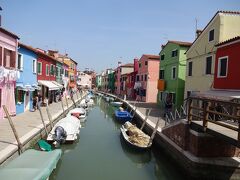 Burano
ブラーノ島

来たよ、着いたよカラフル♪

ブラーノ島行きのヴァポレットはかなり大きめの船でたくさんの観光客を乗せていた。本島からいくつかの島にも停まるけれど、ほとんどの人たちがブラーノ島で降りる