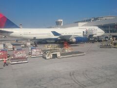 Detroit到着です。あっ、747-400だ!!
いいなぁ～。

さて、ホテルまではシャトルバスで移動。荷物を置いて幼馴染に電話。