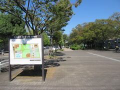 商店街を進み、萩中公園の周囲の道を産業道路方面に歩きます。
ここの公園は、立派な陸上競技場や野球場、遊園などの施設を備える広大な公園です。大田区民の人々が、草野球や散策など楽しむのどかな光景を眺めながら、改めて蒲田の文化度の高さを認識しながら歩みを進めます。