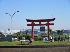 この鳥居はもともと穴守稲荷神社の鳥居で、神社遷座後も鳥居のみが羽田空港内に残り、旧ターミナルビル前の空港駐車場に鎮座していたそうです。平成11年のさらなる空港拡張で撤去も検討されたものの地元の人々の強い希望により、現在地の多摩川のほとりに移されたそうです。