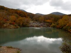 地獄沼。

湖底からは毎秒３０リットルの硫黄泉が湧出しています。