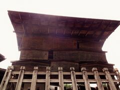 高札場は今日でいう「官報掲示板」です。
これは、江戸時代の姿を復元したもので、 幕府が庶民に対し禁制や法度等を示したものです。 
お上のご威光そのままに、人々を見下ろすように高札が掲げられています。