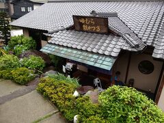 10時半に都内で待合せをしJR線で小田原まで。
そこから箱根登山鉄道に乗り、箱根湯本で乗換え、いよいよあじさい電車に乗車です。
線路脇にあじさいがキレイに咲いていました。
車窓からでは上手く写せなかったので写真はありませんが…
強羅駅に到着したのは13時過ぎ。

さっそくランチを食べに、強羅の人気店「田むら銀かつ亭」へ。
噂には聞いていましたが、お店の前はすごい人！
自動受付機で受付をしてメールアドレスを登録すると、数組前にメールをしてくれるので、お店の上にあるカフェ(←プレハブの仮設店舗っぽかったけど…)で待機。
雨はどんどん強くなってきました。。