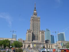 冒頭の写真の建物は科学文化宮殿。スターリン様式で、ワルシャワ市民からなぜかペキンという愛称で呼ばれていらしい。最上階から街が展望できるようです。

気温30度の中、ひたすら歩きます。