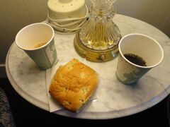 朝食はホテルの部屋で。昨日買ってきたロールパンにカットフルーツ、ホテルのコーヒーで済ませます。