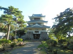 三戸城跡に設けられている三戸町立歴史民俗資料館．
写真は三戸城の角櫓を模した温故館．
1967(S42)年建造，鉄筋コンクリート造，外見3階内部4階建．