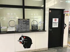 熊本は町中くまモンだらけ。熊本駅にも多数生息。

駅近くでレンタカーを借りて阿蘇へ向かいます。
実はこの1週間前に阿蘇山で爆発的噴火。
でも、むしろこんな時こそ行くべきと阿蘇行き決行。