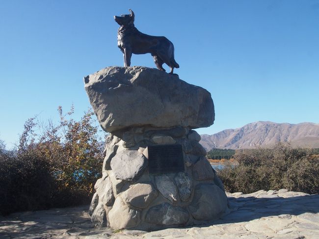 すぐ近くの「バウンダリー犬の像」