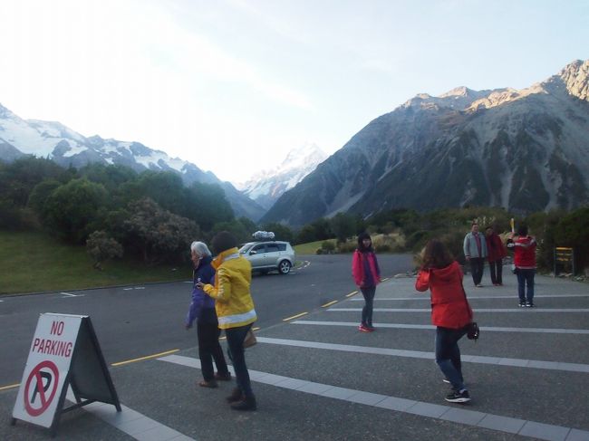 夕方近く、みんなマウントクックを背景に写真撮影