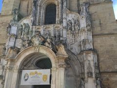 アヴェイロのバス停からコインブラへ向かいます。直通バスがないので「コインブラ」乗り換えです。コインブラのバスターミナルへ着きました。ナザレ行のバスの時間まで4時間ほど。スーツケース引きずって旧市街の中心まで歩くのは不可能。観光をあきらめかけ、4時間バスターミナルで待つ覚悟で、近くのカフェで一休み。ダメ元で荷物のこと相談してみたら、「ここに置いていけば？」と。嬉しかった～。ランチに戻ってくることにし、歩いて歴史地区に向かいます。サンタクルス修道院。5月8日広場に建っています。隣は市庁舎です。
