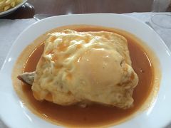 荷物を預かってもらったカフェに戻ります。おかげでもともとの予定にはなかったコインブラ、すこしだけど観光できました。発車時刻の1時間前にカフェに戻り、ポルトガルのサンドイッチ「フランセジ－ニャ」を頂きます。食パンにハム、ソーセージ、チーズ、卵とボリュームすごい。