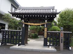 牛込柳町駅西口から出た目の前にあるのが瑞光寺。こちらも日蓮宗の寺院です。