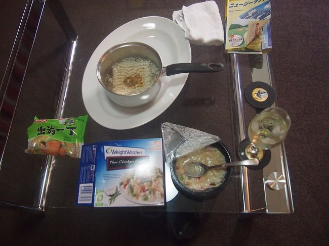 道中のスーパーで買ってきたもので遅めの昼食