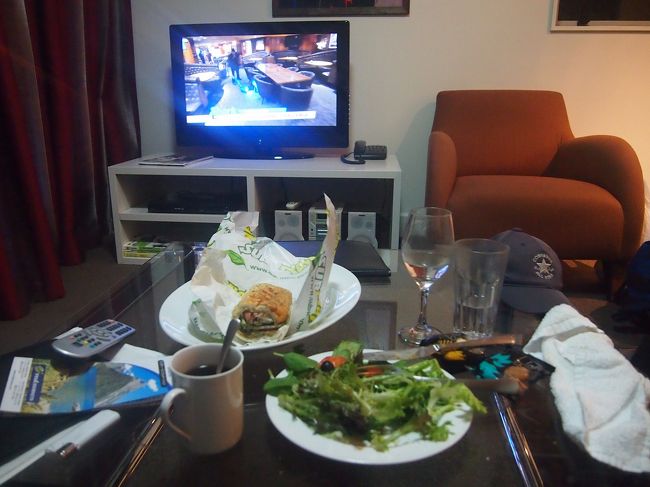 部屋で夕食ののち、就寝