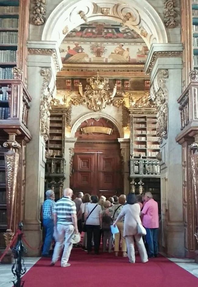 掲載しておいて言うのも何だが、やはり実物の方がもっと暗く重厚で歴史を感じた。撮影禁止ならばショップでポストカードでも購入しようかと思ったのだが、あまり良いものが売っていなかった。