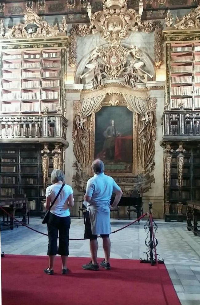 この後地下に保存されている各国の事に書かれた古い文献がガラスケースに入って展示されており、フランシスコザビエルの事や、日本の事が書かれたものがあったので見学していた。恥ずかしながら、この旅行でザビエルがポルトガル人ではなくスペイン人だという事を知った。<br /><br />テレビクルー達は図書館の責任者や通訳らしき人たちと、我々が入れないエリアへ踏み込んでいた。どんな番組だろうと気になって検索してみたが、どうやらBSで放送されている鉄道旅的な番組ではないかと思う。