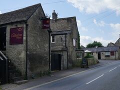 名残惜しいですが、もうすぐバイブリーを後にしなければならない時間になりました。
とりあえず昼ごはんを食べることにしました。
バイブリーで食事をすると言えば、スワンホテルと後一店舗くらいしかありません。
それがこの「キャサリン・ホイール」です。この写真で言うと、ちょうど真ん中に写っている建物です。