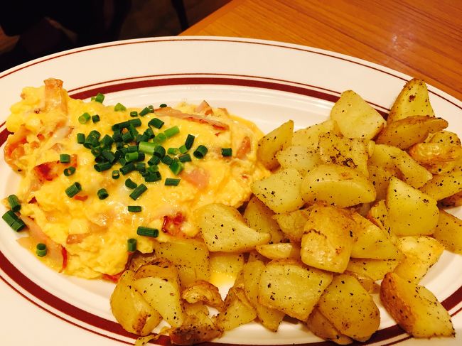 パンケーキとこちらを注文しました☆<br /><br />≪チーズミートスクランブルエッグス≫　１,１８０円なり！<br />チーズ、ミートを３種類から選べられるので、<br />ベーコン＆モッツァレラのスクランブルエッグにしました！<br /><br />朝からもりもりポテトもウレシ(o^^o)