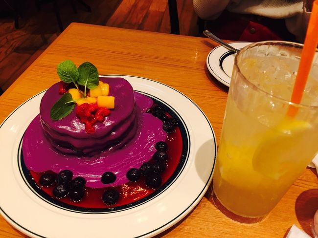 そしてやってきましたパンケーキ！<br /><br />≪ハロウィン限定パンケーキ≫　１,４００円なり！<br /><br />まぁ、ほんっとに紫色(笑)<br /><br />ムラサキイモのソースがた～っぷりo(^_^)o<br />でもその周りにラズベリーソースがあるので<br />思った以上に甘くなく、酸味もあっておいしかった♪