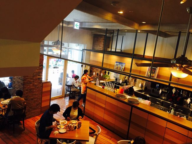 おトイレが２Ｆにあったので<br />階段から撮った店内☆<br /><br />１０時半頃はまだ空席があったものの、<br />その後は満席状態でした。