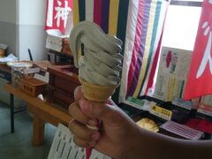 火山灰ソフトクリームをいただきます。
ごま味でした。