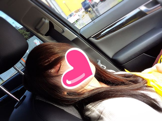 で帰りは、、、<br /><br />服を大事そうに抱きながら<br />髪を乱し爆睡する姪っ子(^_^;)<br /><br />でも乗った直後に姪っ子が<br />働き出したら、ひとぴーとおばあちゃんには<br />恩返ししやななぁって。。。<br /><br />そんな事言うてくれるだけで嬉しいおばちゃん（涙）<br /><br />期待してるで～～～(笑)<br />