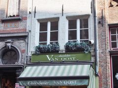 あわただしく食事したあとはさぁショッピング！まずはチョコ。ここがガイドさん一押しのチョコレート屋さん。VAN　OOST。ご主人が手作り、奥様が売ってるお店で小さい店構えですがいろんなチョコレートが量り売り。帰国してから調べたら某口コミサイトで非常に高い評価されていました。おいしいチョコです！