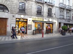 歩いて歩いてこの日は疲れたので
わかりやすいお店で食べよう！！
ということでたどり着いたのが
LA CUEVA。
