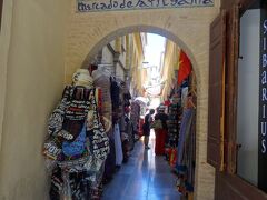 アラブ街から坂道を降りてきて、
カテドラルの南に広がる
アルカイセリアにも行きました！
 
こちらはイスラム時代に市場だったところで
今はお土産物屋さんがびっしりです。
旦那はこちらの雰囲気の方が好きらしいですです。
トルコのグランバザールを思い出します。

