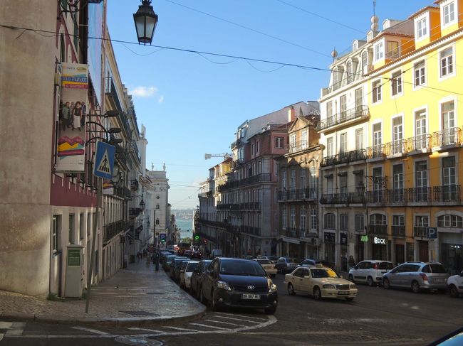 晴天のリスボンの朝、ちょっと肌寒いですが、さわやか～！<br />さぁ、今日は一日リスボン街歩きです。<br />９時３０分、出発～！