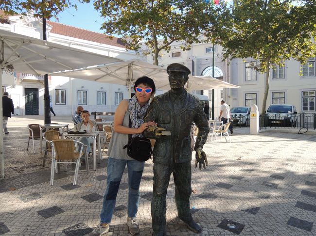 アルカンタラ展望台を目指して、娘のiPadに従って進んで行くと、<br />こんな銅像が出現！<br />リスボンは、歩いていると、このような像が街のあちらこちらにあります。<br /><br />これは、何の銅像かな～？？？