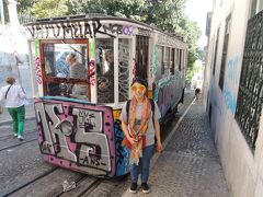 すぐそばは、グロリア線ケーブルカーの終点です。
ロシオ駅近くから乗り場があります。

それにしても、すごい「落書き」！