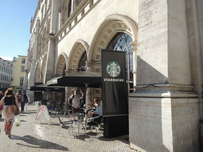 坂を下まで降りて、右に曲がると、ロシオ駅。