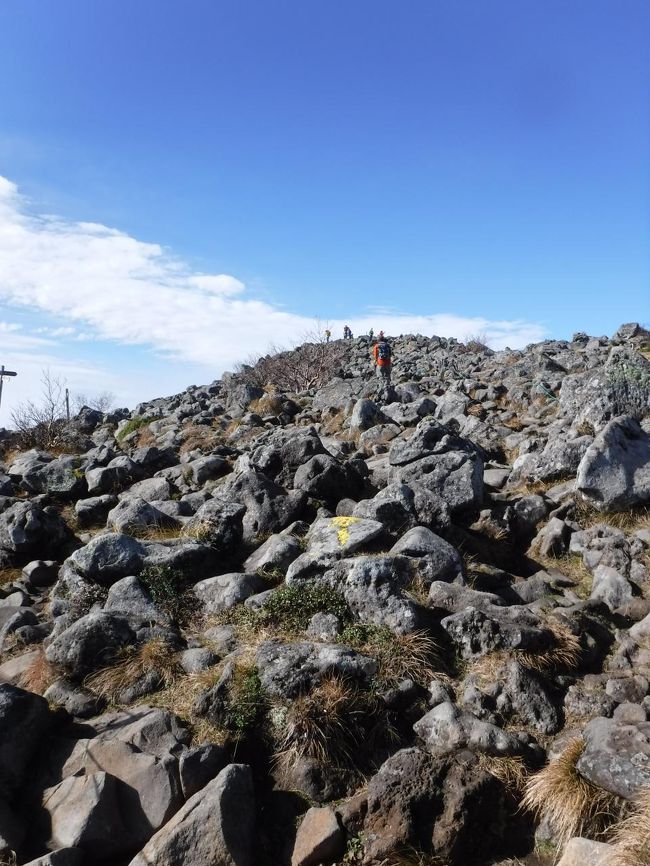左手は蓼科山荘ヒュッテ、頂上はすぐ先。