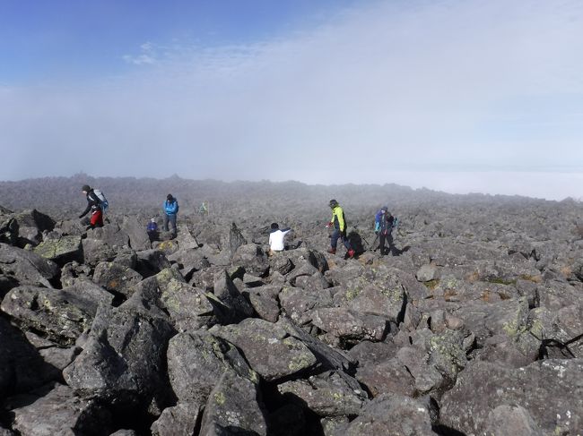 頂上の周りは岩だらけ。