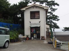 ふくまる商店。土産物と軽食が食べれる。