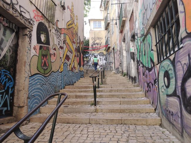 続いて、サン・ジョルジェ城を目指して、歩きます。<br />お城は丘の上、階段がシンド～イ！<br /><br />ここも、落書きだらけ～！<br />でも、落書きのレベルが高～い！