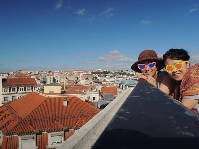 途中、思いがけず、こんな見晴し台を見つけました！<br /><br />レストランのテラスになっているのですが、<br />自由に入れるスペースがあり、リスボンの街がこんなに素晴らしく見渡せます。<br />気持ちいいィ～！