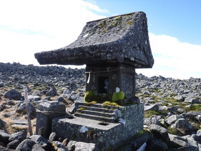 立派な蓼科神社の社。