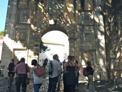 そして、サン・ジョルジェ城到着！

この入り口の門まで来たのに、入場せず・・・。
お昼に近い時間になっていたのですが、
実は、ランチで目指す場所があったのです。

お城より、食い気を優先、でしたぁ！