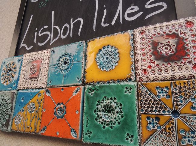 お城に近づくにつれ、お土産屋さんがいろいろ登場して来ます。<br />こちらは、手作りの「リスボン・タイル」のお店。<br />素敵ですね～！<br />迷いに迷った末、取りあえずと思って２つ購入。<br />旅行の後半で、本格的に買おう、なんて考えていたら、<br />なんと、この「リスボン・タイル」は、リスボンにしかありませんでした。<br /><br />タイルは、他の街にもあったのですが、このデザインが独特で素敵でした。<br />購入したのは、約10cmの正方形、１つ12ユーロ、<br />ちょっと高いです！