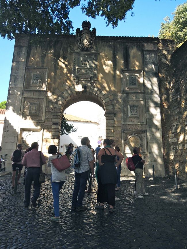 そして、サン・ジョルジェ城到着！<br /><br />この入り口の門まで来たのに、入場せず・・・。<br />お昼に近い時間になっていたのですが、<br />実は、ランチで目指す場所があったのです。<br /><br />お城より、食い気を優先、でしたぁ！