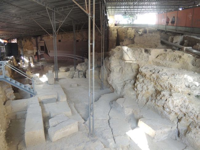 お城から下って行く途中に、ローマの遺跡・発掘現場がありました。<br />ちょっとだけ見学。<br />円形劇場あとのようです。