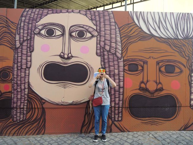 発掘現場周囲の壁には、こんなユニークな壁画が！