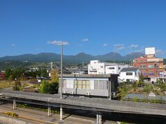 しなの鉄道で小諸駅へ。駅舎から浅間山が見えました。
