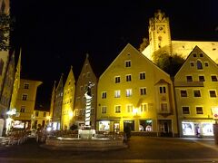夜のフュッセンの街をしばし散策。ライヒェン通りの突き当りにホーエス城の時計塔が見えました。